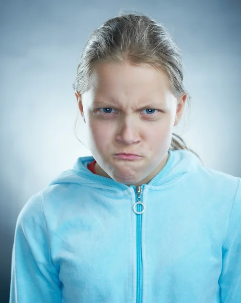 Attractief meisje gezichten maken — Stockfoto