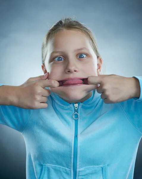 Meisje met dom gezicht. — Stockfoto