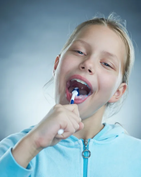 Ragazza lavarsi i denti. — Foto Stock