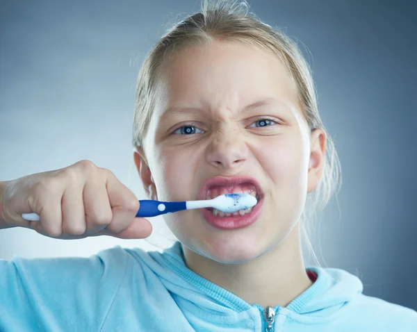 Girl brushing teeth. — Stock Photo, Image