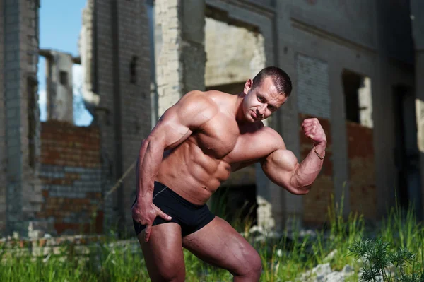 Portret van een bodybuilder buitenshuis — Stockfoto