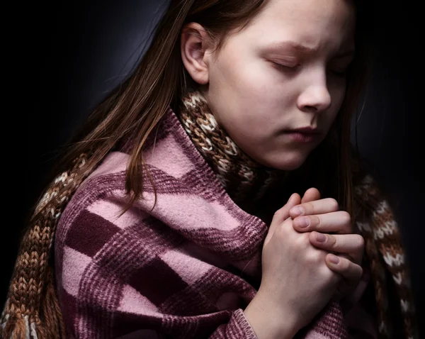 祈祷的小女孩 — 图库照片