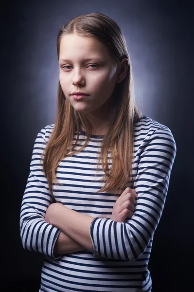 Retrato de una niña con cara malvada — Foto de Stock