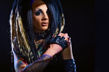 siyah gözlü güzel iblis kız