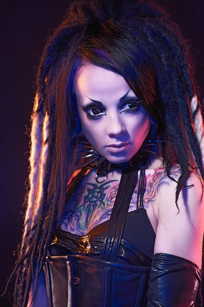 Schönes Dämonenmädchen mit schwarzen Augen — Stockfoto