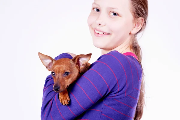 Adolescente avec chien dans ses mains, gros plan — Photo