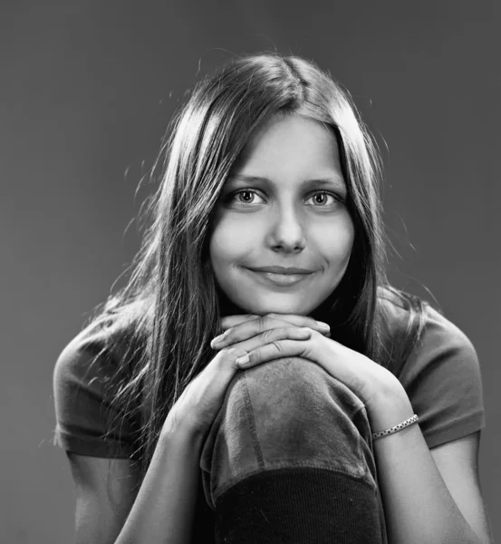 Retrato de uma menina adolescente sorridente, preto e branco — Fotografia de Stock