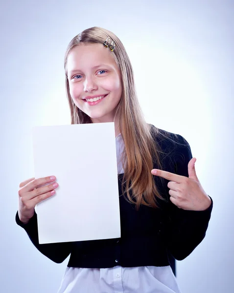 Portrét šťastné dospívající dívka s prázdnou deskou — Stock fotografie