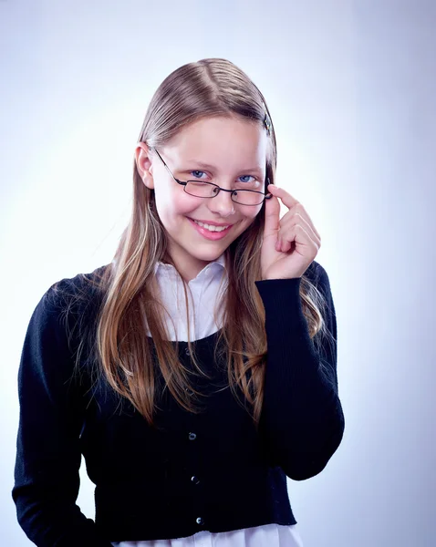 Ritratto di ragazza adolescente con occhiali — Foto Stock