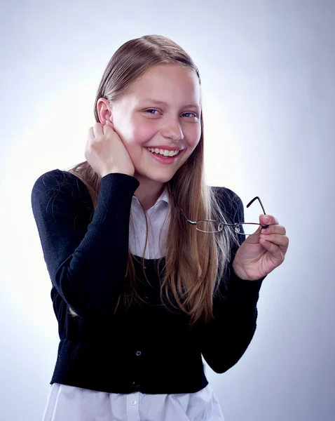 Retrato de uma menina adolescente rindo com óculos na mão — Fotografia de Stock