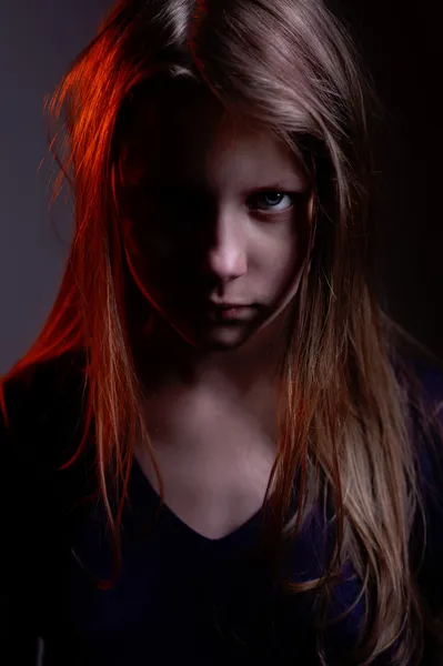 korkunç bir iblis kız closeup portresi