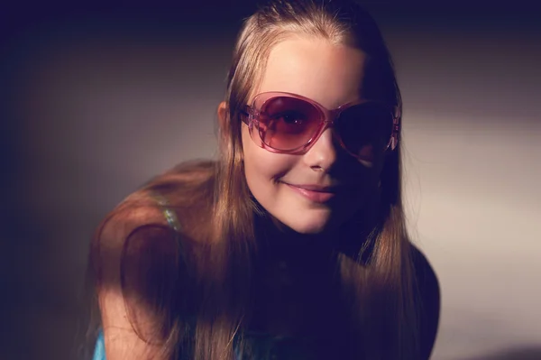 Retrato de uma menina adolescente em uma sala iluminada pelo sol — Fotografia de Stock