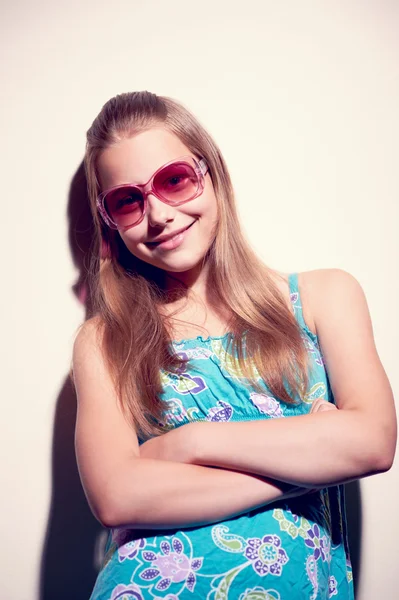 Portrait of a teen girl with sunglasses — Stock Photo, Image