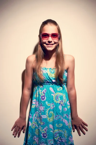 サングラスを持つ十代の少女の肖像画 — ストック写真