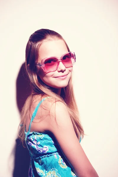 Portrait d'une adolescente avec des lunettes de soleil — Photo