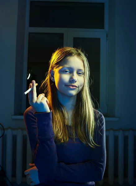 Menina adolescente com um cigarro — Fotografia de Stock