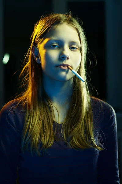 Teenager girl with a cigarette — Stock Photo, Image