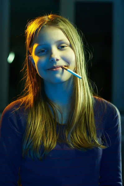 Tonåring tjej med en cigarett — Stockfoto