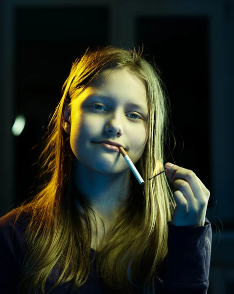 Teenager girl with a cigarette — Stock Photo, Image