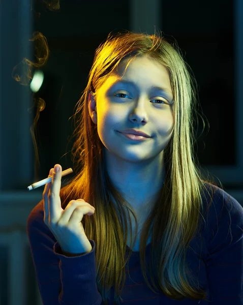 Menina adolescente com um cigarro — Fotografia de Stock