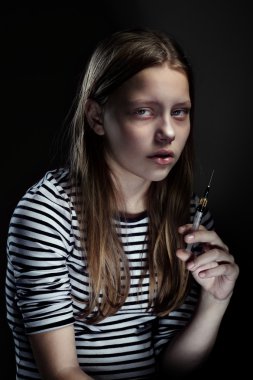 bir ilacın koyu portre genç kıza şırınga ile bağımlısı.