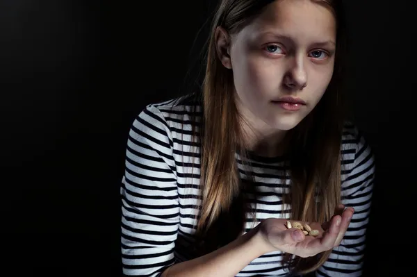 hapları ile genç kız koyu portre bir uyuşturucu bağımlısı