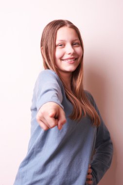 sevimli genç kız gülümseyerek