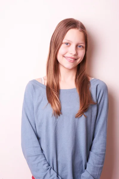 Bonito sorridente adolescente menina — Fotografia de Stock