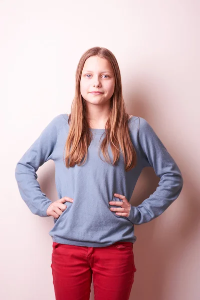 Bonito sorridente adolescente menina — Fotografia de Stock