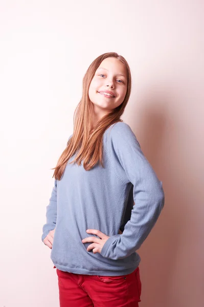 Bonito sorridente adolescente menina — Fotografia de Stock