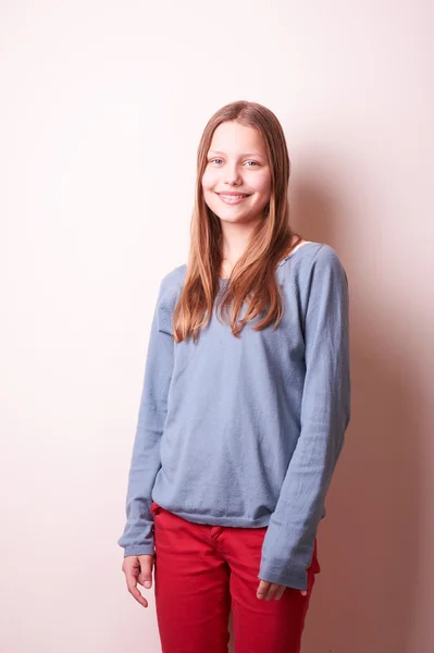 Bonito sorridente adolescente menina — Fotografia de Stock