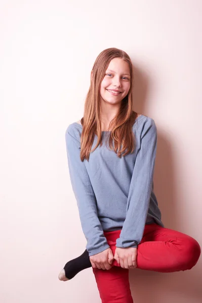 Bonito sorridente adolescente menina — Fotografia de Stock