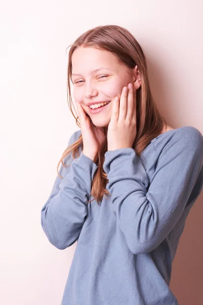 Carino sorridente giovanissima ragazza — Foto Stock