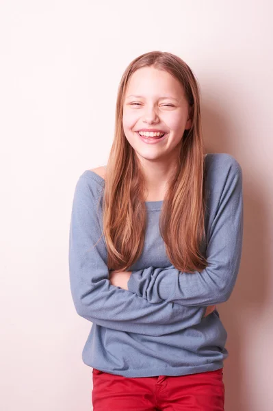 Bonito sorridente adolescente menina — Fotografia de Stock