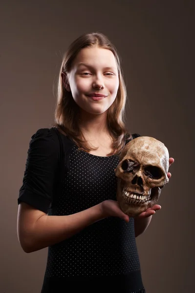 Улыбающаяся девушка с черепом — стоковое фото