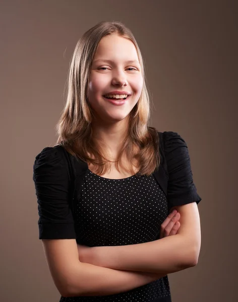 Hübsches Teenager-Mädchen lacht — Stockfoto