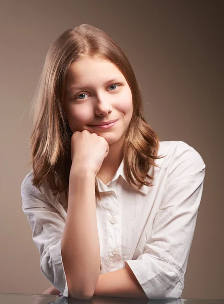 Mignon sourire adolescent écolière — Photo