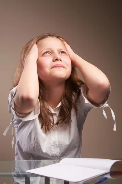 Verward tiener schoolmeisje — Stockfoto