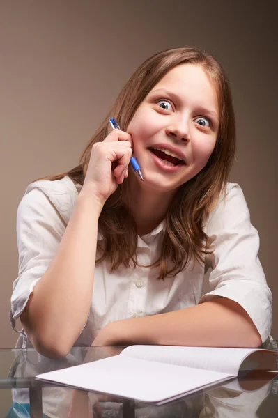 Süß lächelnd teen schulmädchen — Stockfoto