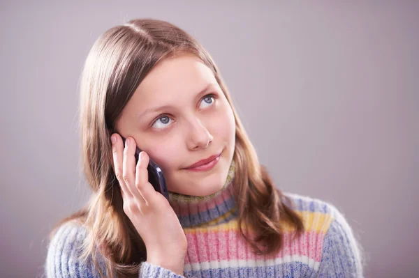 Портрет милой девочки-подростка с телефоном — стоковое фото