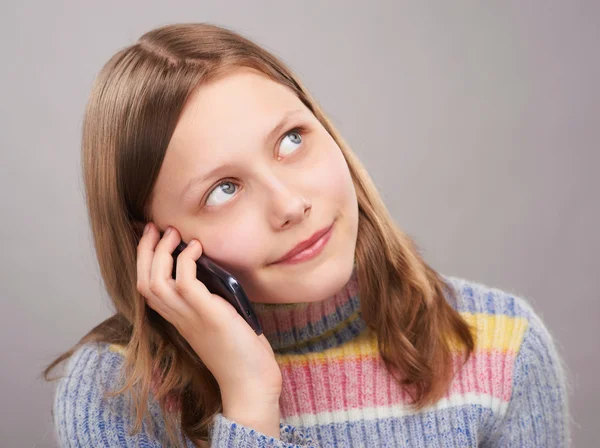 Portret van een schattige tiener meisje met telefoon — Stockfoto