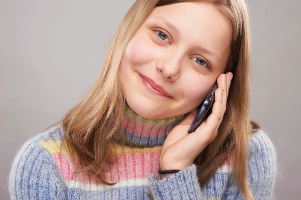 Portrét roztomilé dospívající dívka s telefonem — Stock fotografie