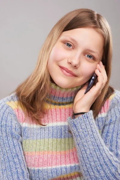 Portret van een schattige tiener meisje met telefoon — Stockfoto