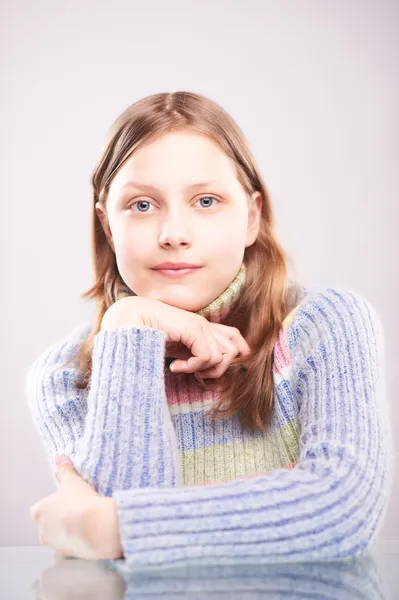 Retrato de uma menina adolescente bonito — Fotografia de Stock