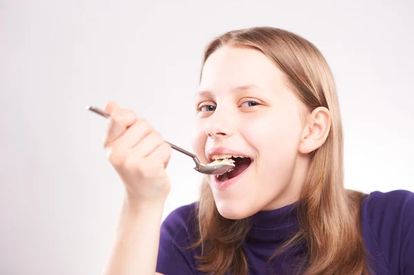 Ritratto di ragazza adolescente con cucchiaio — Foto Stock