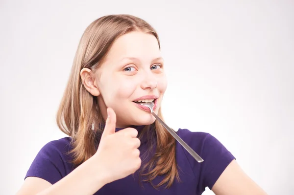 Porträt eines Teenie-Mädchens mit Löffel — Stockfoto