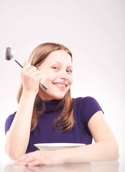 一个青少年的女孩，用勺子的肖像 — 图库照片