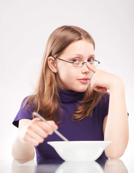 Retrato de uma menina adolescente com prato — Fotografia de Stock