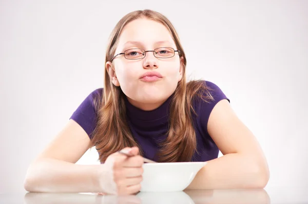 Porträt eines Teenie-Mädchens mit Schüssel — Stockfoto