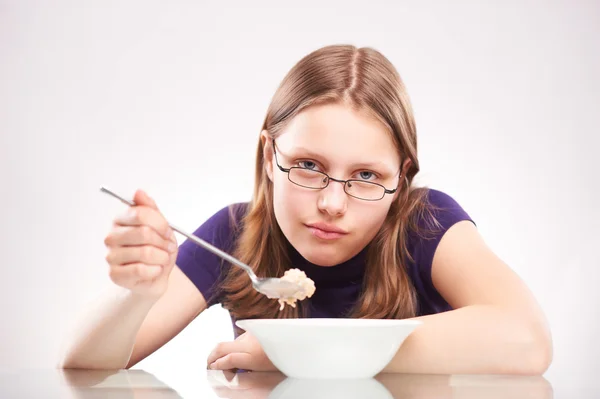 Retrato de una adolescente con plato — Foto de Stock